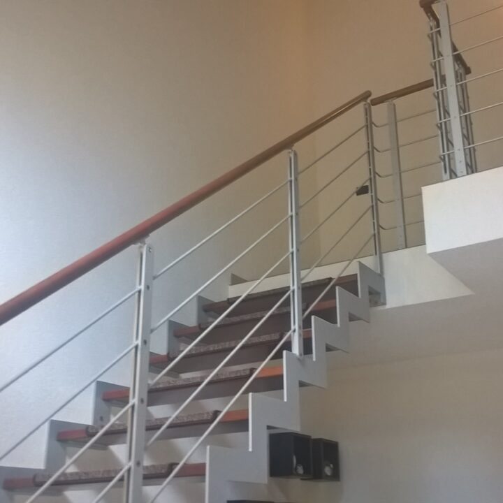 SCALA DESIGN IN METALLO TAGLIO LASER GRADINO E CORRIMANO IN LEGNO